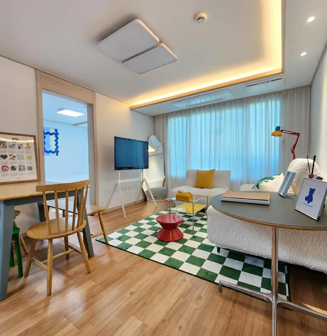 Mid-Century Staycation In Seul 0*,