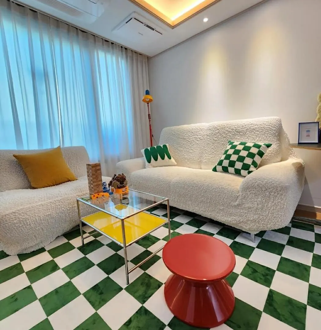 Contatos de Mid-Century Staycation In Seoul